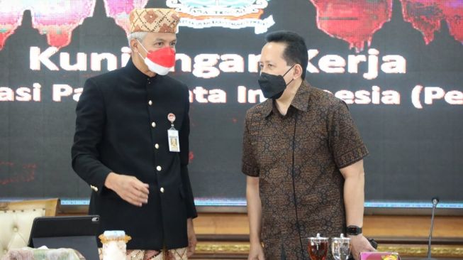 Penampilan Gubernur Jawa Tengah Ganjar Pranowo yang mengenakan baju adat lampung. [Dok Pemprov Jateng]