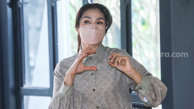 Aktris Maudy Koesnaedi saat jumpa pers film 'Pelangi Tanpa Warna' di Pancoran, Jakarta Selatan, Kamis (27/1/2022). [Suara.com/Alfian Winanto]