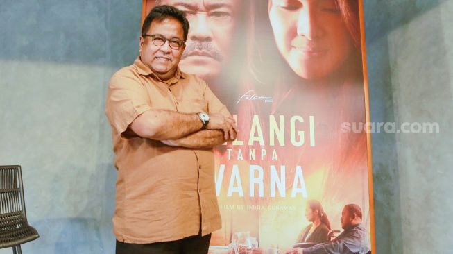 Aktor Rano Karno saat ditemui usai jumpa pers film 'Pelangi Tanpa Warna' di Pancoran, Jakarta Selatan, Kamis (27/1/2022). [Suara.com/Alfian Winanto]