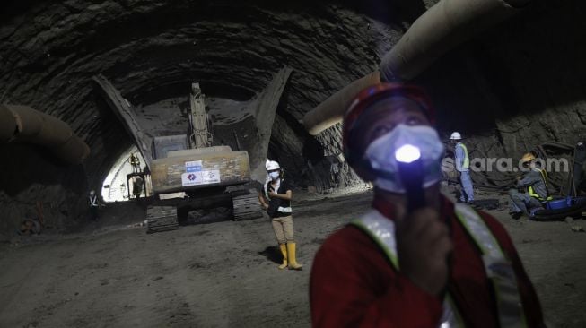 Pekerja dengan alat berat menyelesaikan pengerjaan proyek Kereta Cepat Jakarta-Bandung (KCJB) Tunnel 2 di Desa Bunder, Jatiluhur, Kabupaten Purwakarta, Jawa Barat, Kamis (27/1/2021).