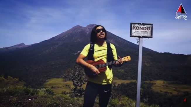 Andi Rio Kasih Semangat ke Pecinta Alam Lewat Lagu Lintas Alam (Berlarilah)