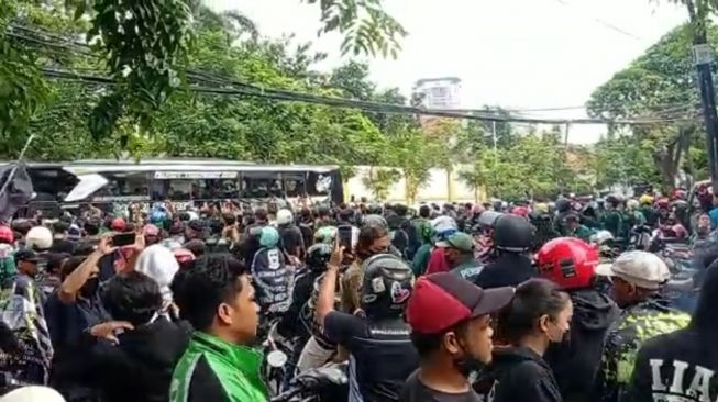 Tak Bisa Menemani ke Bali, Ribuan Bonekmania Kawal Persebaya ke Bandara Juanda