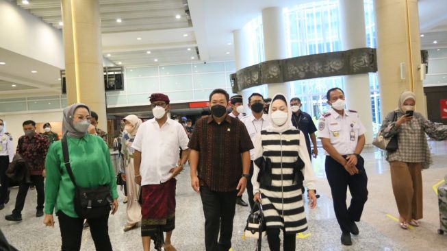 Krisdayanti Dan Anggota DPR Lain Datangi Bandara Ngurah Rai Bali Minta Tetap Jaga Kebersihan Dan Prokes