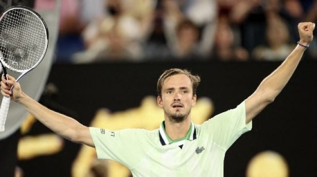 Petenis Rusia Daniil Medvedev merayakan kemenangannya dalam pertandingan semifinal tunggal putra melawan petenis Yunani Stefanos Tsitsipas pada hari ke-12 turnamen tenis Australia Terbuka di Melbourne pada 28 Januari 2022.Martin KEEP / AFP