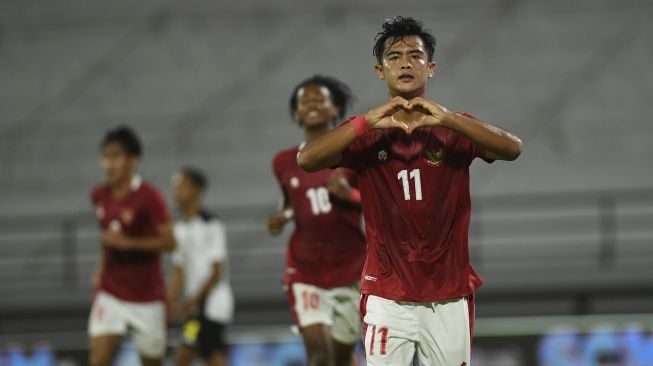 Pemain Timnas Indonesia Pratama Arhan (kanan) berselebrasi bersama rekannya setelah berhasil mencetak gol ke gawang Timnas Timor Leste dalam pertandingan sepak bola Leg 1 FIFA Matchday di Stadion I Wayan Dipta, Gianyar, Bali, Kamis (27/1/2022). [ANTARA FOTO/Nyoman Budhiana]