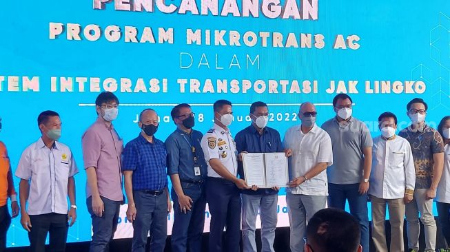 Pemprov DKI Jakarta resmi meluncurkan 60 unit mikrotrans yang dilengkapi pendingin udara atau AC. (Suara.com/Fakhri)