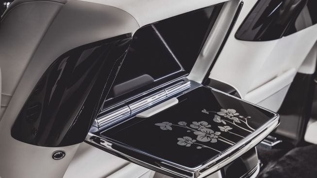 Picnic table pada Rolls-Royce Phantom Orchid dengan hiasan inlay di dalam tatakan [Rolls-Royce Asia Pacific].