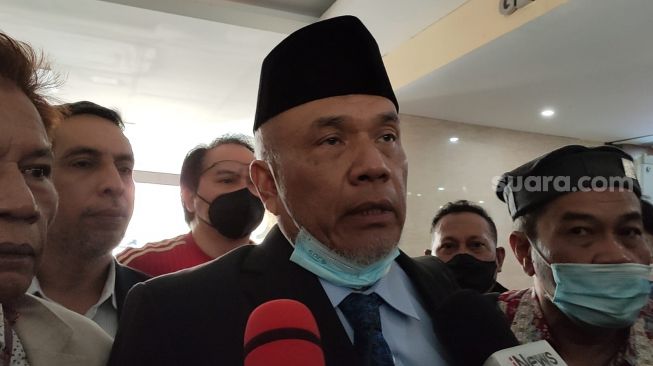 Tim kuasa hukum Edy Mulyadi, Herman Kadir saat menyambangi Bareskrim Polri, Jakarta. (Suara.com/M Yasir)