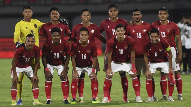 Pemain Timnas Indonesia berfoto menjelang menghadapi Timnas Timor Leste Dom Lucas dalam pertandingan sepak bola Leg 1 FIFA Matchday di Stadion I Wayan Dipta, Gianyar Bali, Kamis (27/1/2022). [ANTARA FOTO/Nyoman Budhiana]