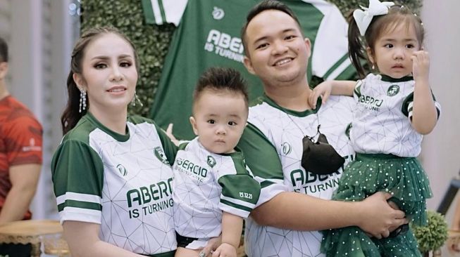 Anak Kedua Lahir, Suami Momo Geisha Langsung Buatkan Lapangan Sepak Bola