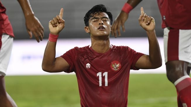 Pemain Timnas Indonesia Pratama Arhan berselebrasi bersama rekannya setelah berhasil mencetak gol ke gawang Timnas Timor Leste dalam pertandingan sepak bola Leg 1 FIFA Matchday di Stadion I Wayan Dipta, Gianyar, Bali, Kamis (27/1/2022). [ANTARA FOTO/Nyoman Budhiana]