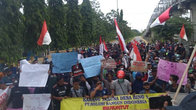 Ratusan Anggota Karang Taruna Enam Desa di Tuban Geruduk PT SBI, Minta Jatah Tenaga Kerja Lokal
