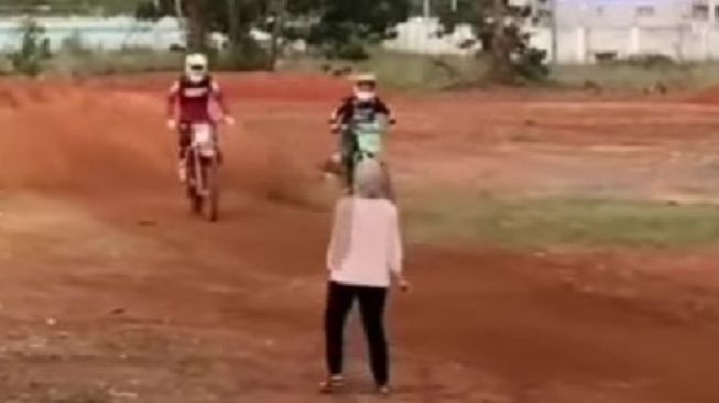 Viral Wanita Seorang Diri Bawa 'Senjata' Bubarkan Balapan Motocross, Ternyata Ini Sosoknya