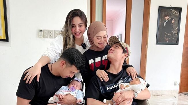 Ikut Acara Lamaran, Begini Gaya Gemas Baby L dan Guzel Kompak Pakai Busana Adat Sunda