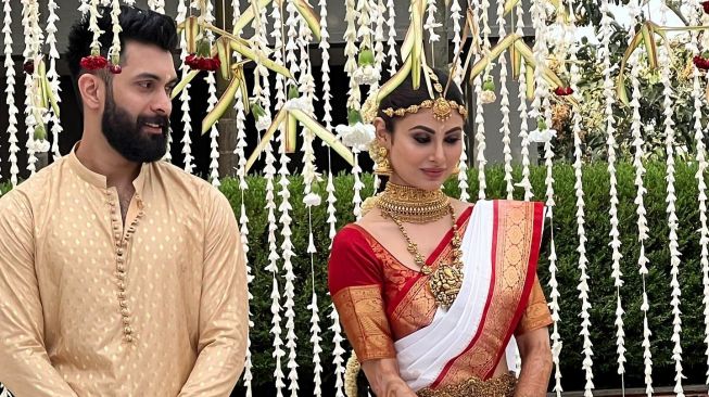 8 Potret Pernikahan Mouni Roy dan Suraj Nambiar, Penuh Kebahagiaan!