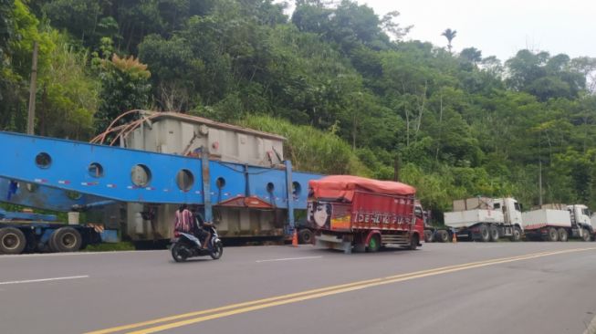 Penasaran dengan Transformer Pengangkut Trafo Ratusan Ton yang Viral, Emak-emak Karawang Rela Datang ke Bandung Barat