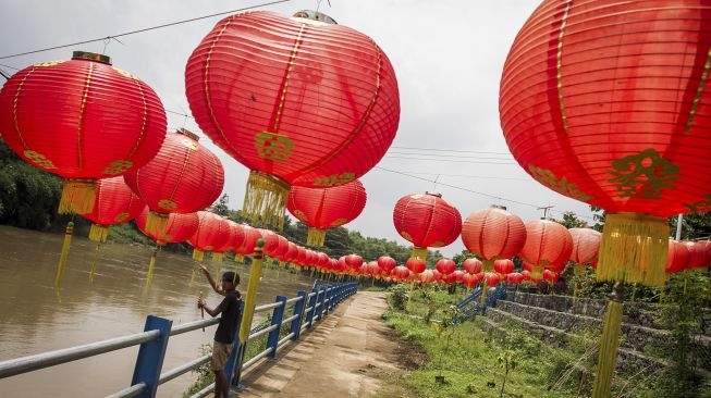 Indahnya Hiasan Lampion di Tepi Sungai Bengawan Solo