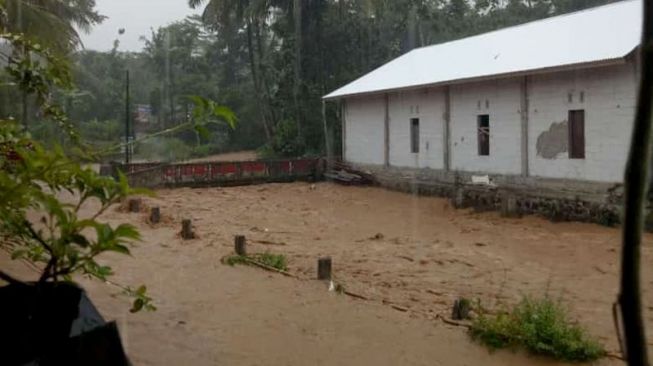 Sungai Perwaton Tersumbat Sampah, Dua Desa di Kebasen Banyumas Banjir