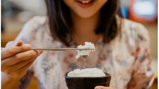 Kocak! Tak Nyaman Lihat Potret Pemilik Resto di Kardus Makanan, Wanita Lakukan Hal ini Agar Makan dengan Tenang