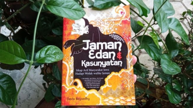 Ulasan Buku Jaman Edan & Kasunyatan, Tak Perlu Gila dengan Jabatan