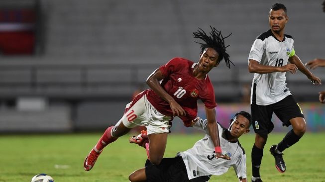 Penyerang sayap Timnas Indonesia, Ronaldo Kwateh (kiri) dihadang pemain Timnas Timor Leste pada pertandingan FIFA Matchday di Stadion Kapten I Wayan Dipta, Gianyar, Bali, Kamis (27/1/2022) malam WIB. [ANTARA FOTO/Nyoman Budhiana]