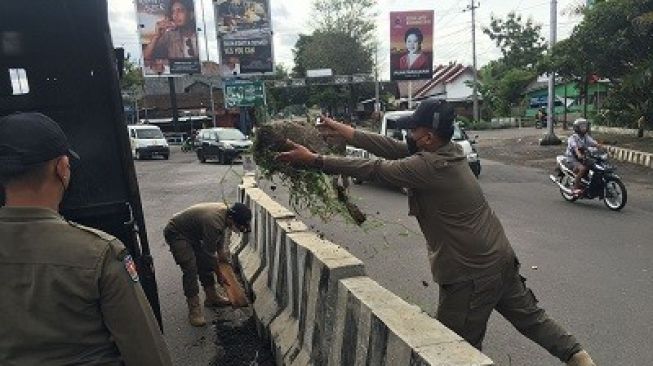 Satpol PP Bersihkan Jalan Utama Wisata Tawangmangu