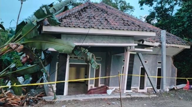 Heboh, Rumah Warga di Lebak Mendadak Retak dan Miring, Penyebabnya Masih Misterius