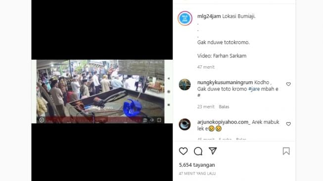 Tak Punya Sopan Santun, Pemuda Ini Terobos Kerumunan Warga yang Bersiap Antar Jenazah