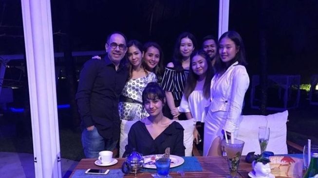 Potret Kedekatan Bunga zainal dan Putri Sambung. (Instagram/kareena,kaur.c)