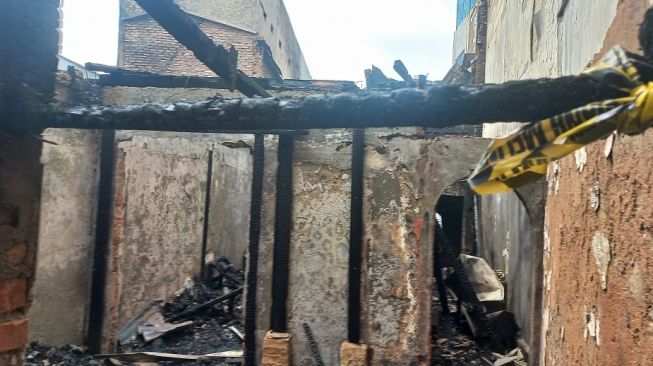Sebanyak empat rumah terbakar di RT 03 RW 04 Kelurahan Kebon Baru, Tebet, Jakarta Selatan, pada Sabtu (29/1/2022). (Suara.com/Yaumal)
