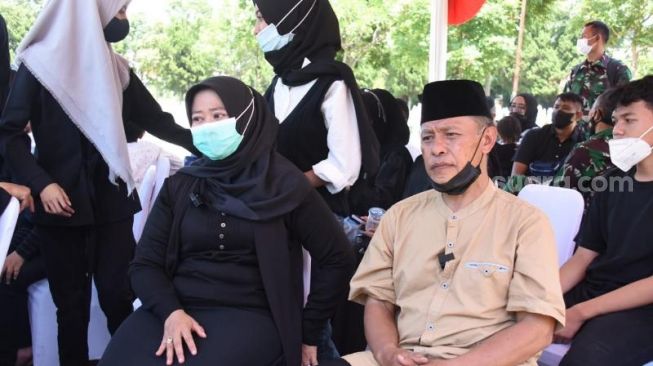 Suasana haru dari perwakilan keluarga saat proses pemakaman Sertu Anumerta Mochamad Rizal Maulana Arifin di Taman Makam Pahlawan Cikutra, Cibeunying Kidul, Bandung. Sabtu, (29/1/2022). [Dok. Dispenad]