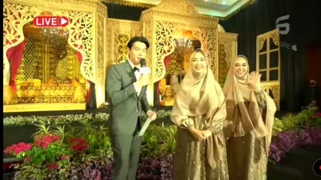 Oki Setiana Dewi dan Shindy di acara ngunduh mantu Ria Ricis di Aceh [YouTube/MOP Channel]