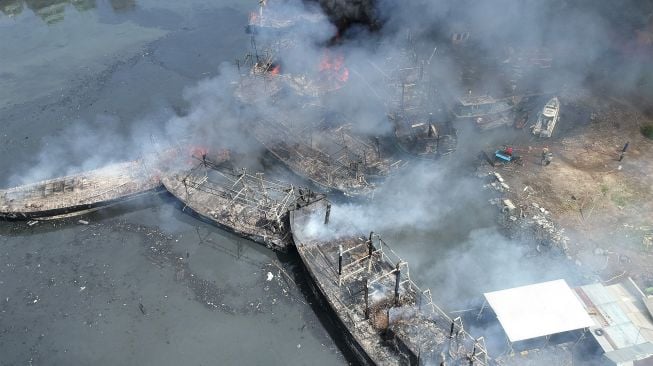 Foto udara suasana kapal nelayan terbakar di Pelabuhan Tegal, Jawa Tengah, Sabtu (29/1/2022). [ANTARA FOTO/Oky Lukmansyah]