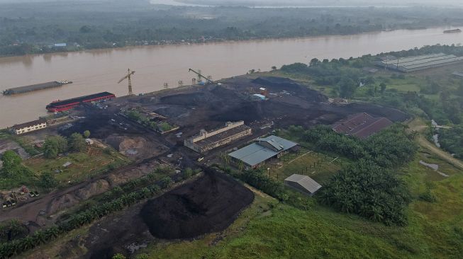 Foto udara suasana aktivitas industri penumpukan batu bara di Kawasan Cagar Budaya Nasional (KCBN) Muarajambi, Taman Rajo, Muarojambi, Jambi, Sabtu (29/1/2022). [ANTARA FOTO/Wahdi Septiawan]