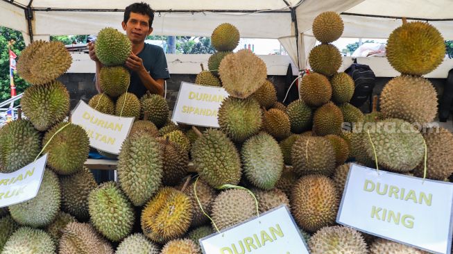 Pedagang menjajakan buah Durian saat Festival Durian di Mal Tamini Square, Jakarta Timur, Minggu (30/1/2022). [Suara.com/Alfian Winanto]