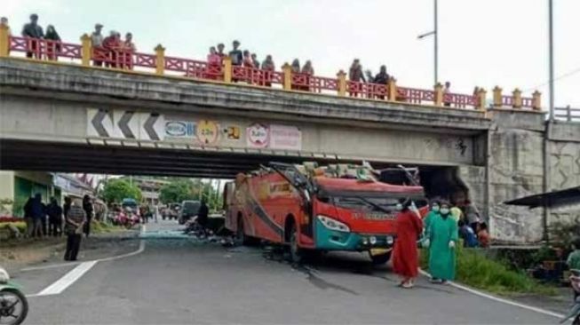 Bus Sipirok Nauli dari Padang Sidempuan tujuan Jambi menabrak jembatan flyover di Padang Panjang, Minggu (30/1/2022). [Instagram/Infosumbar]