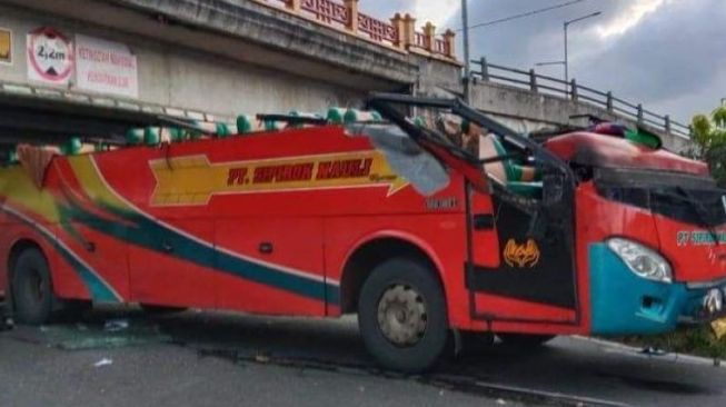 Kabur Usai Tabrak Jembatan Layang di Padang Panjang, Sopir Bus Asal Sumut Diburu Polisi
