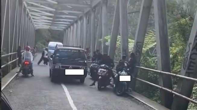 Kocak! Sopir Mobil Pikap Ini Ajarkan Cara Bikin Kapok Pemotor yang Suka Ngetem di Pinggir Jembatan