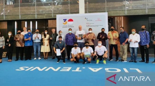 Duta Besar Ukraina untuk Republik Indonesia Yang Mlia Vasyl Hamianin bersama para undangan usai menyaksikan pertandingan tenis persahabatan dalam rangkaian Peringatan 30 Tahun Hubungan Diplomatik Indonesia-Ukraina di Denpasar [ANTARA/Ni Luh Rhismawati].