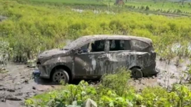 Niat Hati Menghindari Lubang di Jalan, Mobil Ini Justru Keluar Jalur dan Terendam Lumpur, Netizen: Mobilnya Luluran?