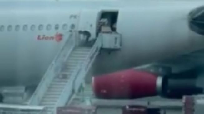 Viral Video Petugas Lion Air Lempar Barang Penumpang, Warganet Geram karena Sering Kejadian