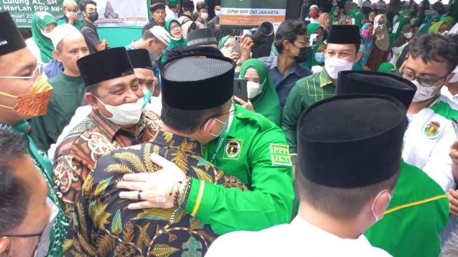 Kedatangan Anies Baswedan di Kantor DPW PPP DKI Jakarta disambut kader partai berlambang kakbah tersebut dengan takbir dan teriakan 'Hidup Anies Presiden'. [Suara.com/Fakhri Fuadi]