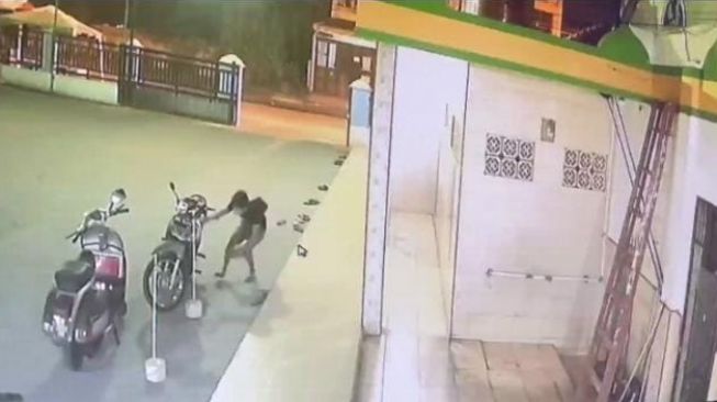 Viral Maling Motor Jemaah Masjid di Medan Terekam CCTV, Modusnya Pura-pura Ambil Wudhu