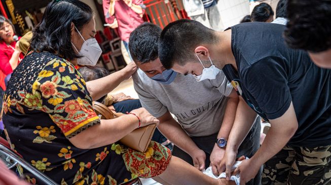 Warga keturunan Tionghoa membasuh kaki orang tua mereka saat mengikuti tradisi Bakti Basuh Kaki Orang Tua di Gedung Rasa Dharma Kawasan Pecinan Semarang, Jawa Tengah, Minggu (30/1/2022).  ANTARA FOTO/Aji Styawan
