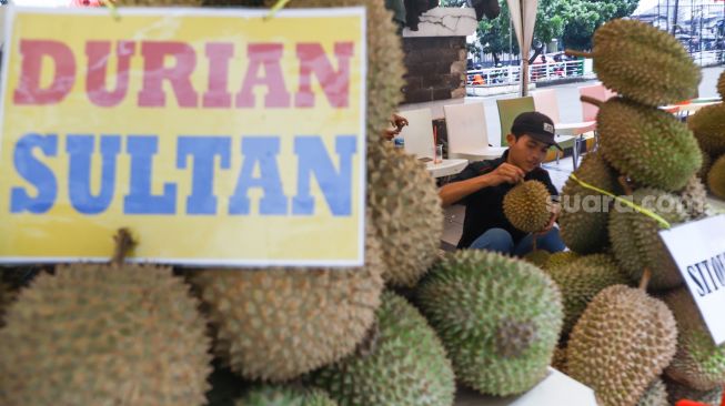 Pedagang menjajakan buah Durian saat Festival Durian di Mal Tamini Square, Jakarta Timur, Minggu (30/1/2022). [Suara.com/Alfian Winanto]