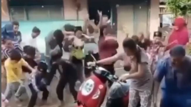 Ritual beli motor Baru Honda Scoopy, melindas telur dan bagikan uang koin ke warga  (Instagram)