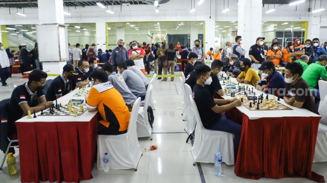 Suasana jalannya pertandingan Kejuaraan Catur Beregu di Tamini Square, Jakarta Timur, Minggu (30/1/2022). [Suara.com/Alfian Winanto]