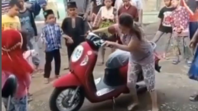 Cara Unik Warga Syukuran Beli Motor Honda Scoopy Baru, Ritual Lindas Telur hingga Lempar Koin ke Tetangga