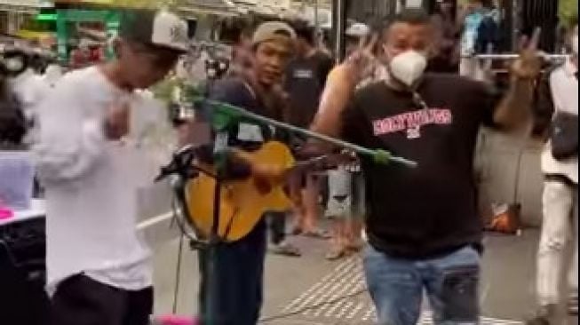 Hotman Paris Ngamen Sambil Joget di Malioboro, Warganet Bahas Jumlah Saweran