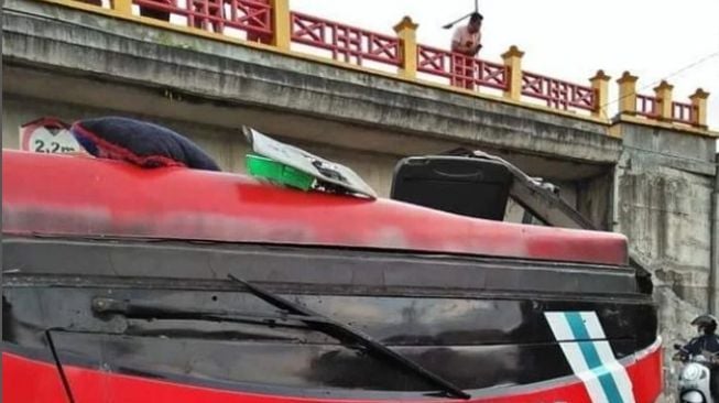 Bus hantam flyover hingga menyebabkan badan dan atap terpisah (Instagram)